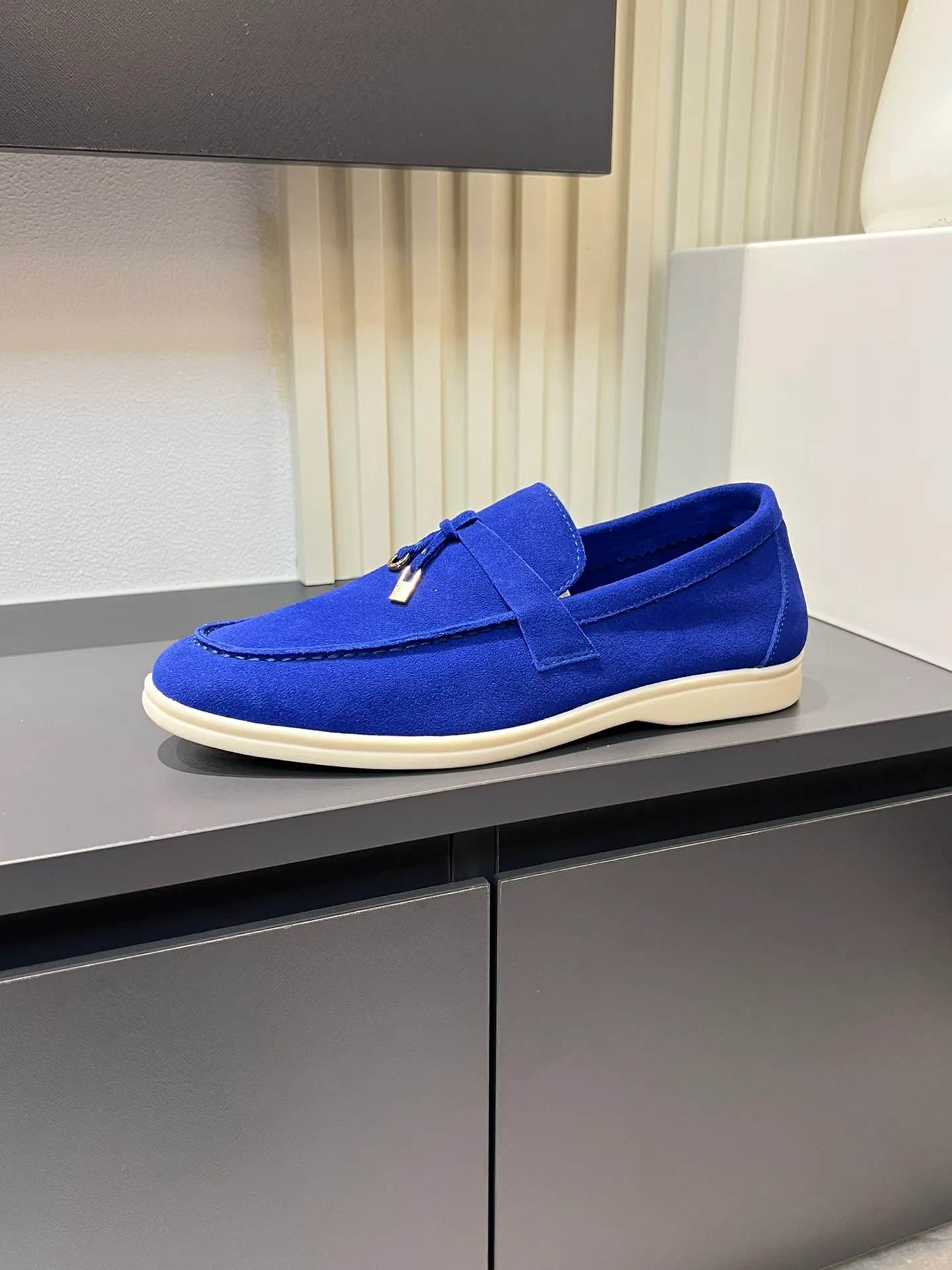 Men's shoes 💰p360 "Loro men's shoes 💰pian'*" Classic L men's shoes for couples 💰p Top version British flat loafers, a must-have item in old money style, the minimalist design is eye-catching and durable, a plus point for dressing The soft foot feel and texture are outstanding. They don’t scratch your feet and are very nice. They are matched with soft and waxy soles. They can be worn daily for a long time without getting tired. They are easy to wear, versatile and classic items, with perfect foot feel and texture! Imported cashmere fabric, the lining is made of imported A-grade water-dyed cow lining, the top version of the genuine leather midsole is sewn with pure handmade mark thread! Size: Female 35-40 (34. Customized) Male 38-44 (45.46. Customized)